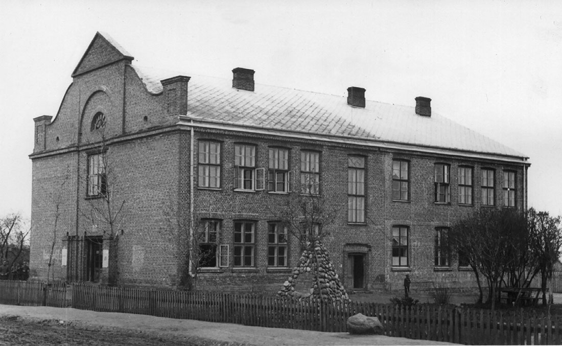 Budynek Szkoły Powszechnej w Cycowie, obok budynku szkoły widać pomnik z 1930/1931 roku - fotografia archiwalna z 1935/1936 roku.