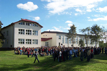 Skrzydło szkoły oraz hala sportowa Zespołu Szkół w Cycowie - fotografia z 2006 roku.