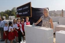 Uroczyste wmurowanie kamienia węgielnego pod budowę szkoły w Świerszczowie