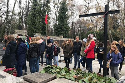 PAMIĘTAMY O BOHATERACH… Uczniowie odwiedzili groby Weteranów 7 Pułku na Powązkach w Warszawie