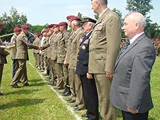 Dyrektor Zespołu Szkół Zbigniew Rutkowski wyróżniony Odznaką Pamiątkową 25 Brygady Kawalerii Powietrznej