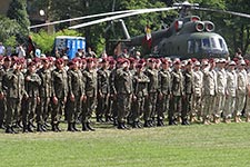 Uczniowie Zespołu Szkół podczas Dni Otwartych Koszar w Tomaszowie Mazowieckim