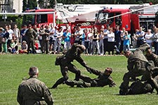 Uczniowie Zespołu Szkół podczas Dni Otwartych Koszar w Tomaszowie Mazowieckim