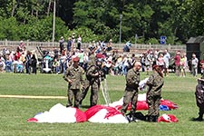 Uczniowie Zespołu Szkół podczas Dni Otwartych Koszar w Tomaszowie Mazowieckim