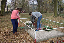 Jesienne Porządki na Cmentarzu Wojennym