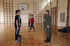 Nauka musztry z instruktorem 7 batalionu kawalerii powietrznej