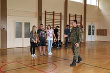 Nauka musztry z instruktorem 7 batalionu kawalerii powietrznej