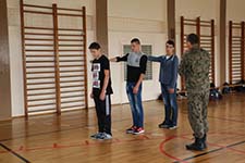 Nauka musztry z instruktorem 7 batalionu kawalerii powietrznej