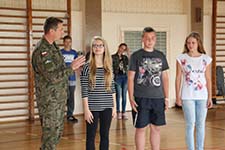 Nauka musztry z instruktorem 7 batalionu kawalerii powietrznej