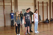 Nauka musztry z instruktorem 7 batalionu kawalerii powietrznej