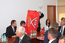 Gmina Cyców ma swój herb i sztandar