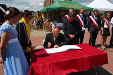 Gmina Cyców ma swój herb i sztandar