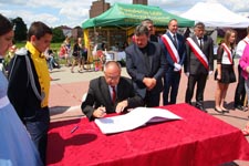 Gmina Cyców ma swój herb i sztandar