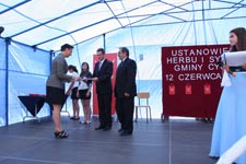 Gmina Cyców ma swój herb i sztandar