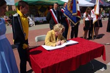 Gmina Cyców ma swój herb i sztandar