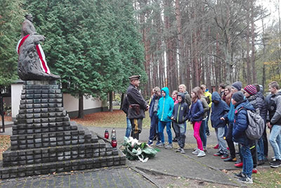 Kolejne wycieczki patriotyczne do Ossowa w ramach programu MEN „Godność, wolność, niepodległość”