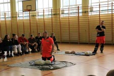 PIERWSZA POMOC PRZEDMEDYCZNA – szkolenie dla uczniów przeprowadzone przez p. Wojciecha Gemzałę i p. Artura Niepołomskiego, ratowników medycznych 7 bkpow