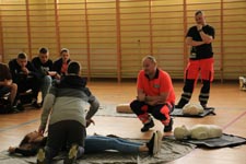 PIERWSZA POMOC PRZEDMEDYCZNA – szkolenie dla uczniów przeprowadzone przez p. Wojciecha Gemzałę i p. Artura Niepołomskiego, ratowników medycznych 7 bkpow