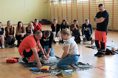 PIERWSZA POMOC PRZEDMEDYCZNA – szkolenie dla uczniów przeprowadzone przez p. Wojciecha Gemzałę i p. Artura Niepołomskiego, ratowników medycznych 7 bkpow