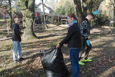 Uczniowie porządkują Cmentarz Wojenny w Cycowie