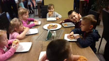 Wycieczka przedszkolaków do pizzerii