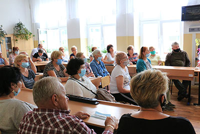 Włodawski Uniwersytet Trzeciego Wieku z wizytą w szkolnej Izbie Tradycji