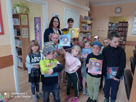 6-latki z wizytą w bibliotece