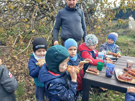 Wyjście przedszkolaków z Punktu Przedszkolnego w Kopinie do sadu