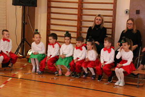 Św. Mikołaj w grupach 5 latków - „Biedronki”, „Motylki”, „Żuczki”