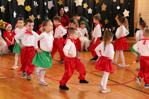 Św. Mikołaj w grupach 5 latków - „Biedronki”, „Motylki”, „Żuczki”