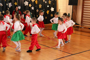 Św. Mikołaj w grupach 5 latków - „Biedronki”, „Motylki”, „Żuczki”