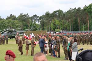 Przysięga żołnierzy ochotników w 25 Brygadzie Kawalerii Powietrznej