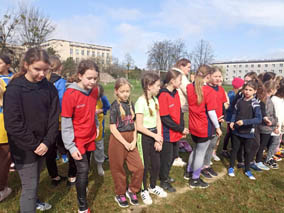 Podium dla dziewcząt klas IV, V i VI w Drużynowych Biegach Przełajowych