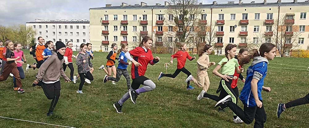 Podium dla dziewcząt klas IV, V i VI w Drużynowych Biegach Przełajowych