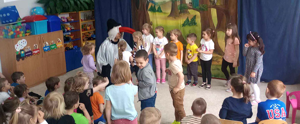 Wizyta grupy teatralnej w przedszkolu